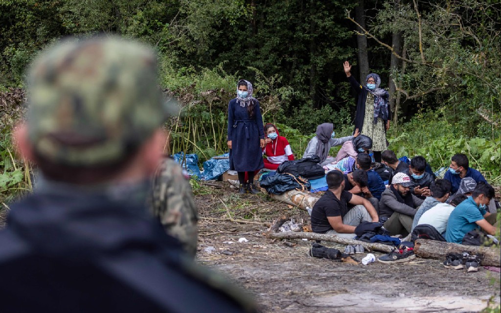 HAOS: Migranti nasilno strušili ogradu i upali u Poljsku