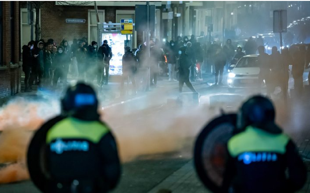 Haos u Roterdamu: Policija puca na okupljene koji protestvuju protiv novih mjera