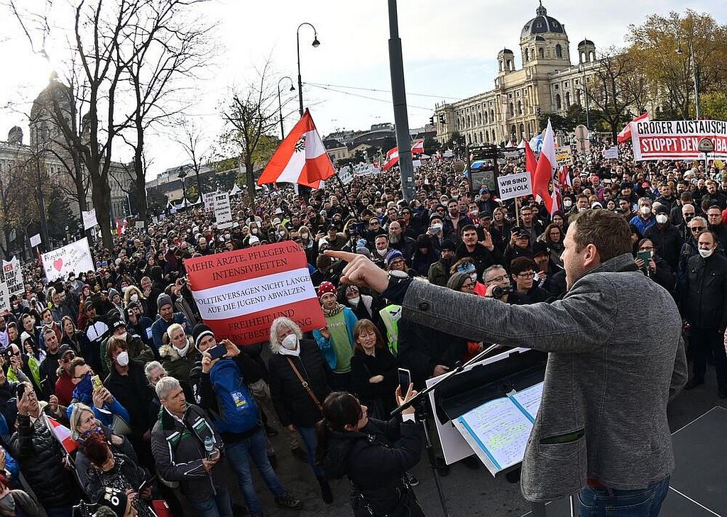 Korona protest u Beču uz sliku Adolfa Hitlera