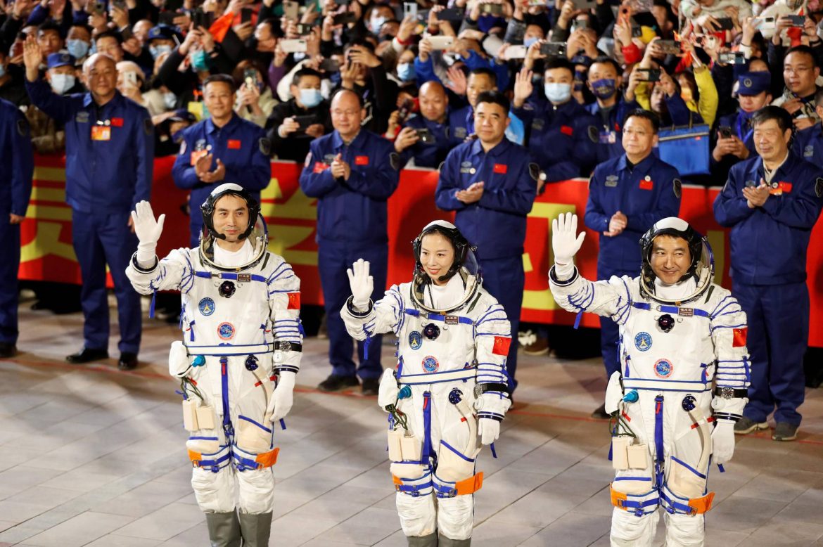 Kineski astronauti u svemirskoj šetnji