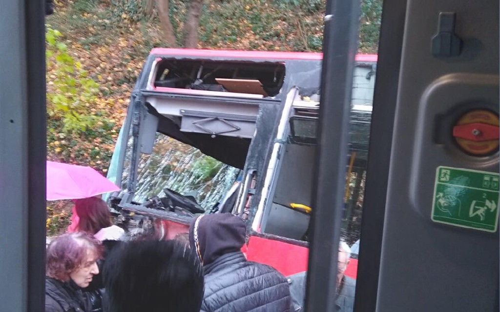 PREVRNUO SE AUTOBUS KOD BEOGRADA: Deset povrijeđenih, prednji dio vozila uništen