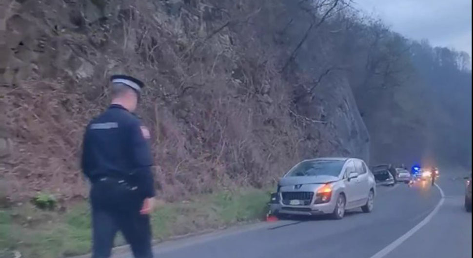 Banjaluka: Sletjela sa puta, momak stao da pomogne pa na njegov auto naletio drugi