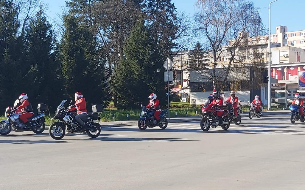 Djeda Mrazovi na motorima u centru Banjaluke