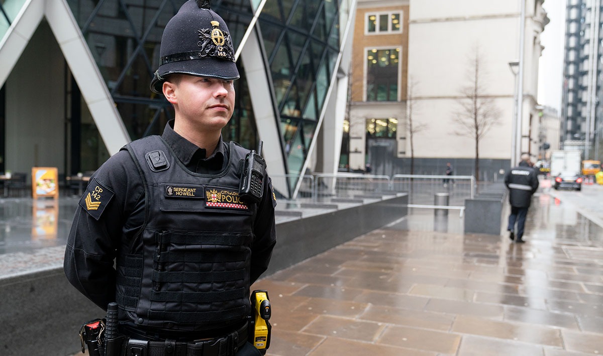 Полицейский в лондоне. Полиция Сити Лондон. Полицейский лондонского Сити. Форма лондонского полицейского.