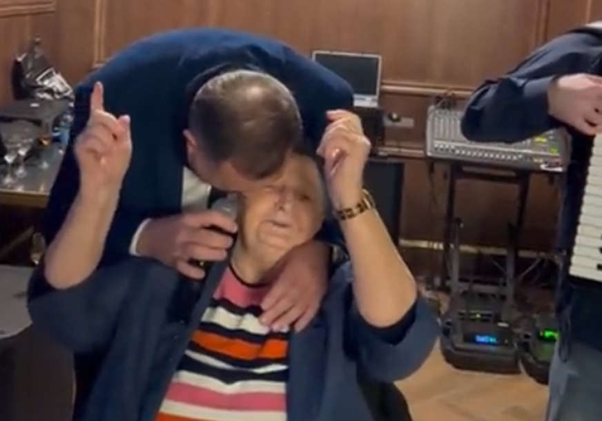 „Srpkinja je mene majka rodila“ Milorad Dodik s majkom zapjevao hit Indire Radić VIDEO