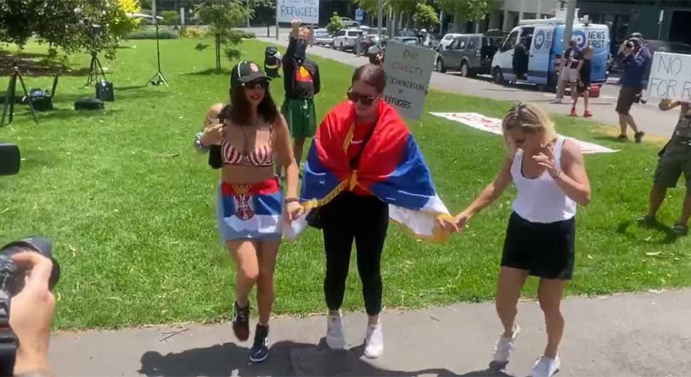 Srbi izašli na ulice Melburna: Kolo ispred hotela u kome je Novak