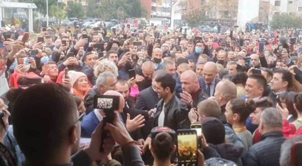 Hiljade ljudi dočekalo srpskog tenisera u Budvi – Đokoviću uručena povelja zaslužnog građanina