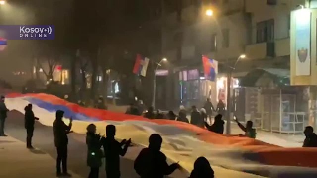 „Srpska se truba sa Kosova čuje“ i trobojka od 250 metara duž cijelog šetališta u Sjevernoj Mitrovici VIDEO