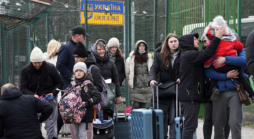 Na granicu Poljske pristižu uglavnom žene i djeca, do sad izbjeglo više od 200.000 ljudi