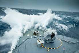 Ratni brod u sudaru sa razarajućim morskim talasima