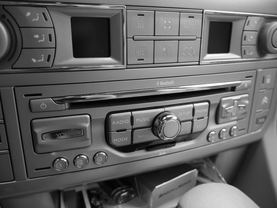 Izbor muzike koju slušate u automobilu utiče na potrošnju u vožnji, a evo i kako