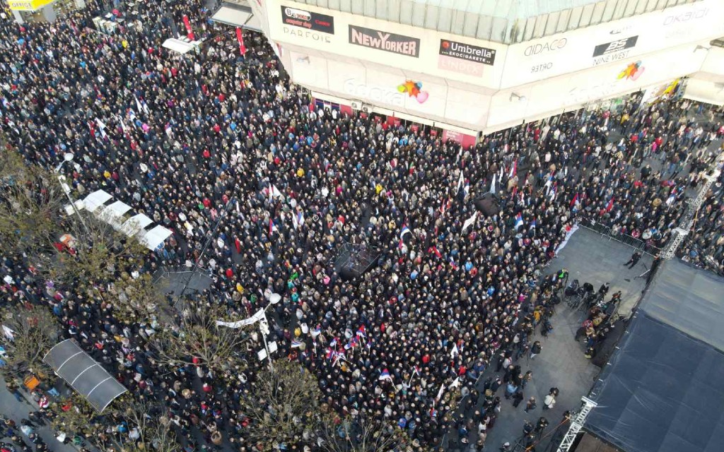 „Sloboda“ okupila hiljade ljudi na Trgu Krajine u Banjaluci