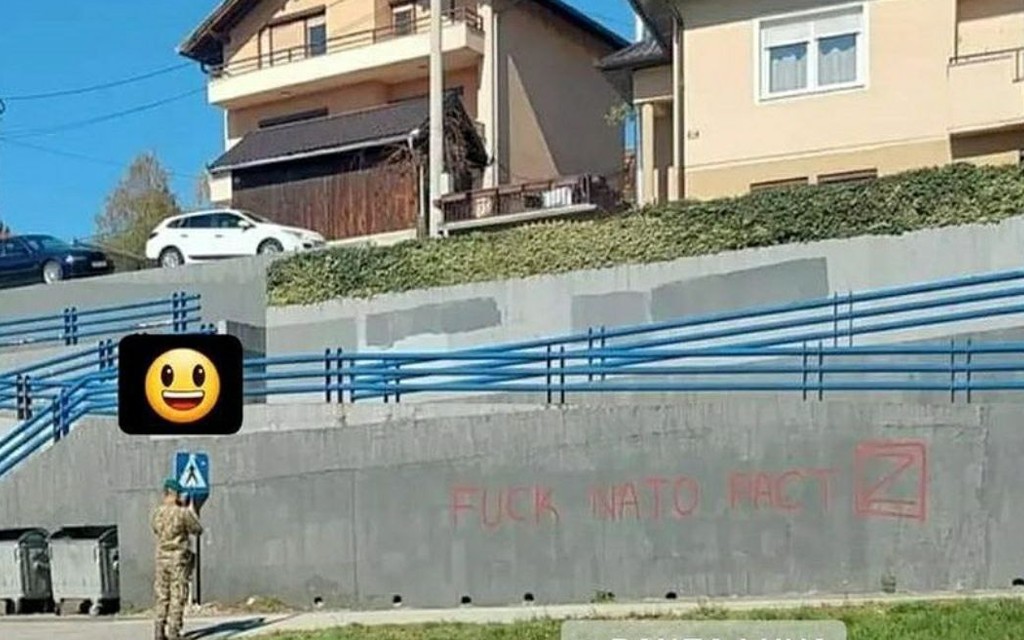 Vojnici EUFOR-a fotografišu grafite protiv NATO-a u Banjaluci – „Paradiranje ulicama“ NEPRIHVATLJIVO