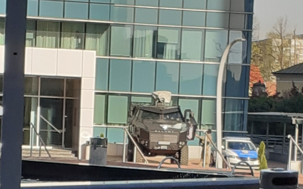 Specijlane jedinice policije i oklopna vozila ispred Adiministrativnog centra Vlade Republike Srpske