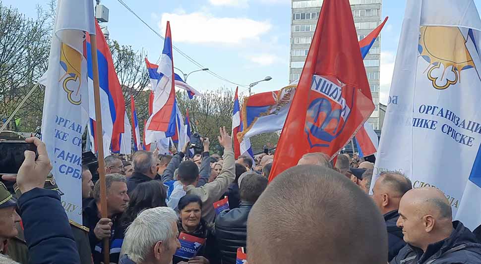 Građani dočekali Dodika i Cvijanovićevu pjesmom „Ne može nam niko ništa“