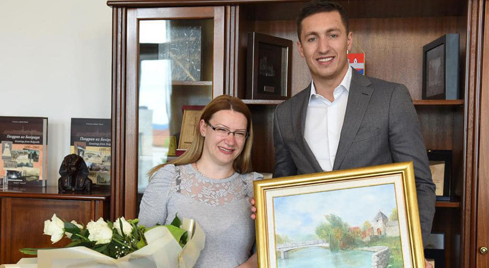 Ilić uručio nagradu Gajićevoj za herojsko spasavanje djevojke iz Vrbasa