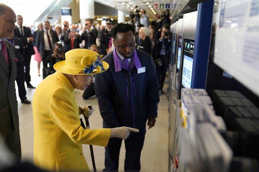 BRITANSKA KRALJICA PONOVO U JAVNOSTI: Otvorila metro-liniju „Elizabeta“ (FOTO)