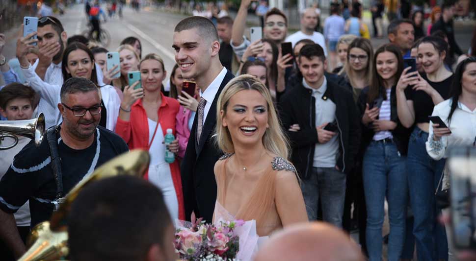 Milica Pavlović u bijeloj limuzini stigla na maturu sa Srđanom Adamovićem