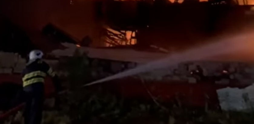 Vatrogasne ekipe dežuraju u Fabrici „Sava“, požar nije u potpunosti ugašen
