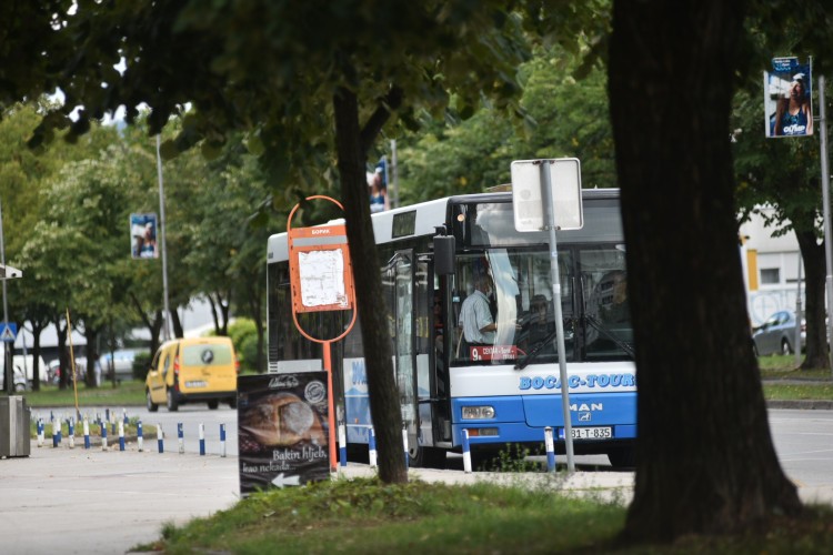 Đacima iz Česme zatvorena vrata autobusa VIDEO