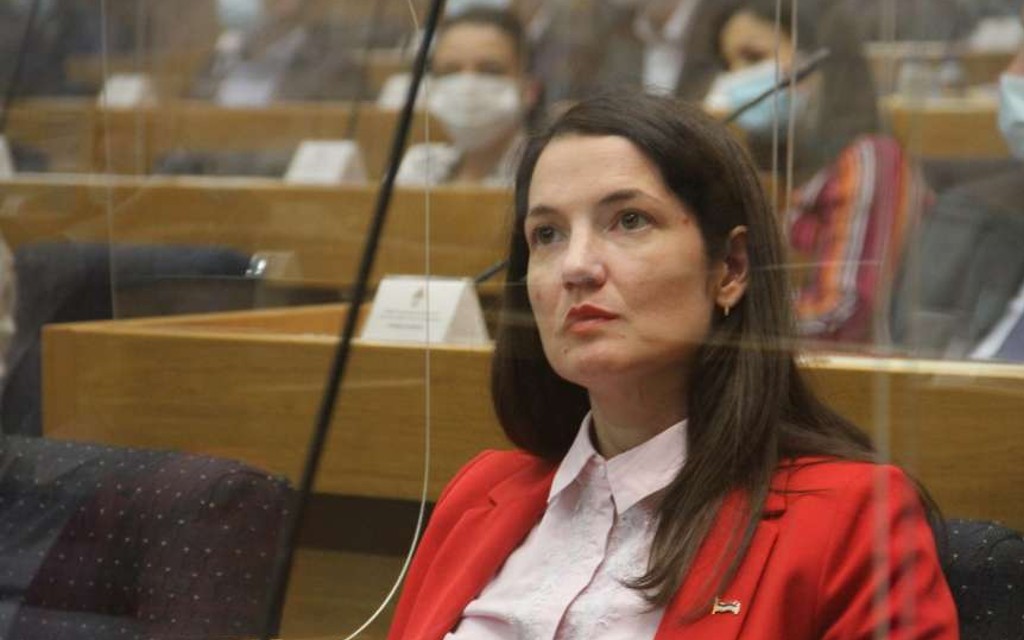 SPOT JE MORBIDAN: „Jelena Trivić zloupotrebljava grobove i vraća nas u prošlost“