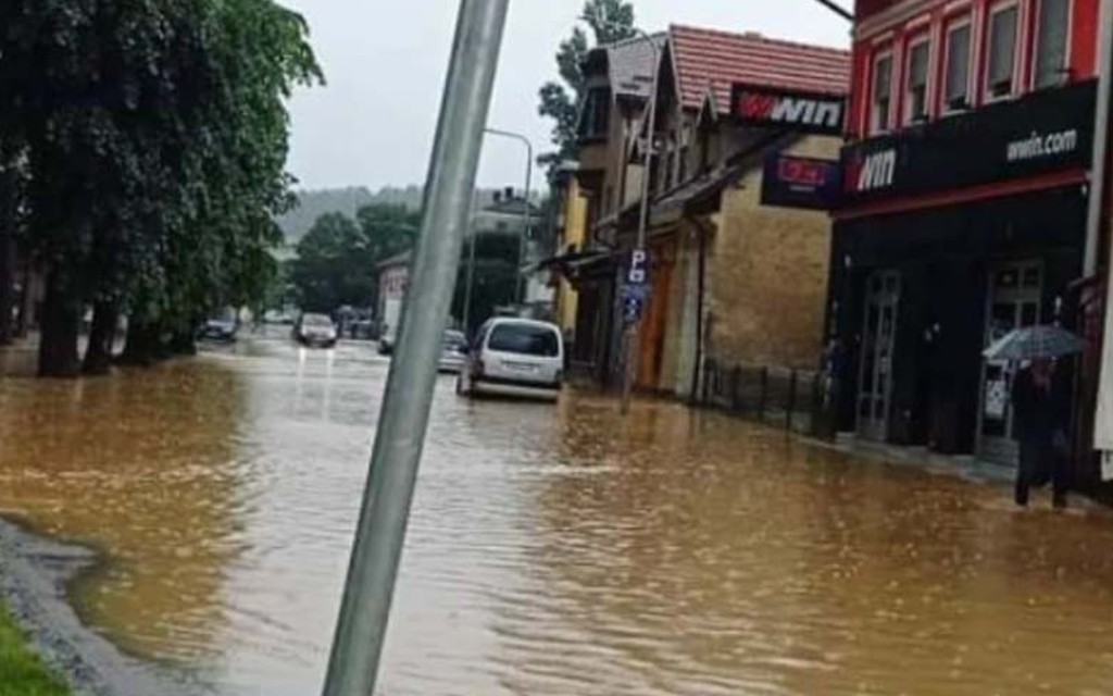 Novi Grad pod vodom – U većem dijelu Srpske pada jaka kiša