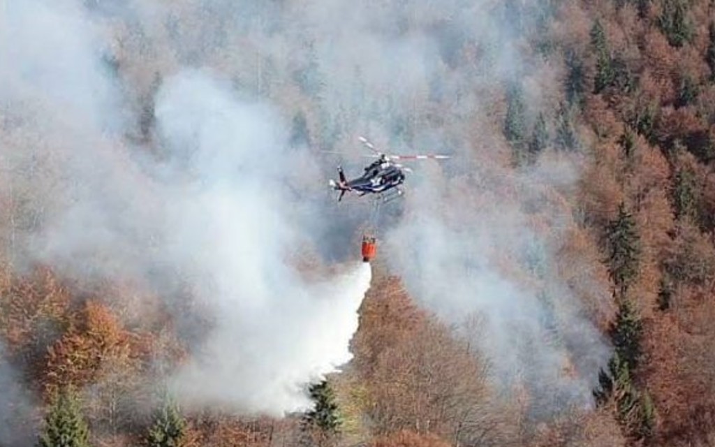 Helikopter iz Srpske gasi požar na Čvrsnici