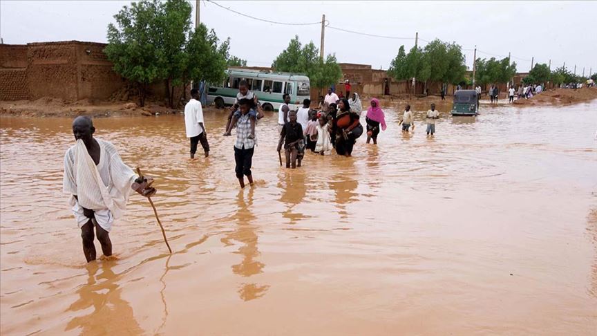 U poplavama poginulo najmanje 12 osoba, oštećeno više od 100 kuća