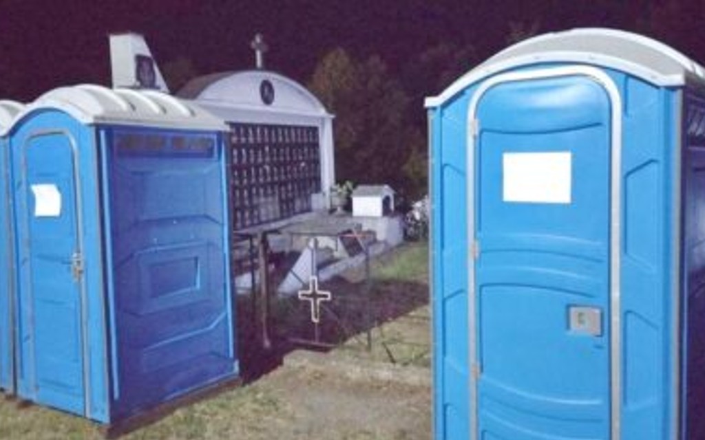 Neviđena BRUKA SDS-a u LOPARAMA – Postavili toalete na spomenik palim borcima