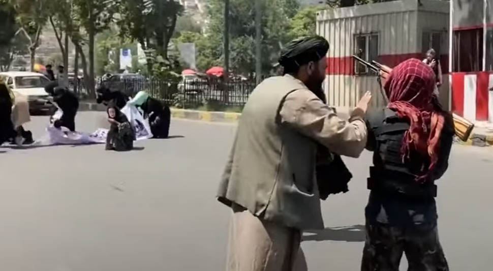Talibani pucnjima u vazduh rastjerali protest žena (FOTO/VIDEO)