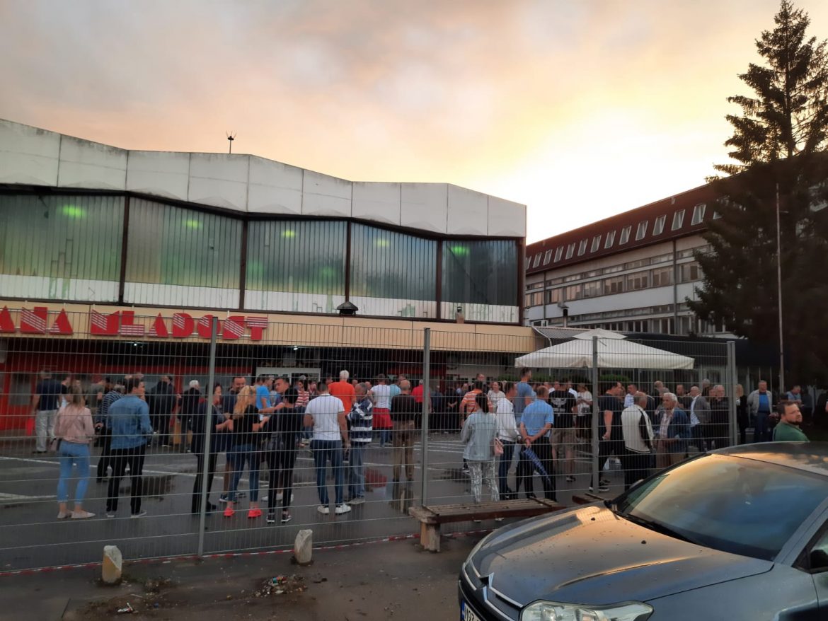 U Prijedoru više hiljada ljudi na skupu SNSD-a: Dvorana premala, dosta ljudi ostalo ispred