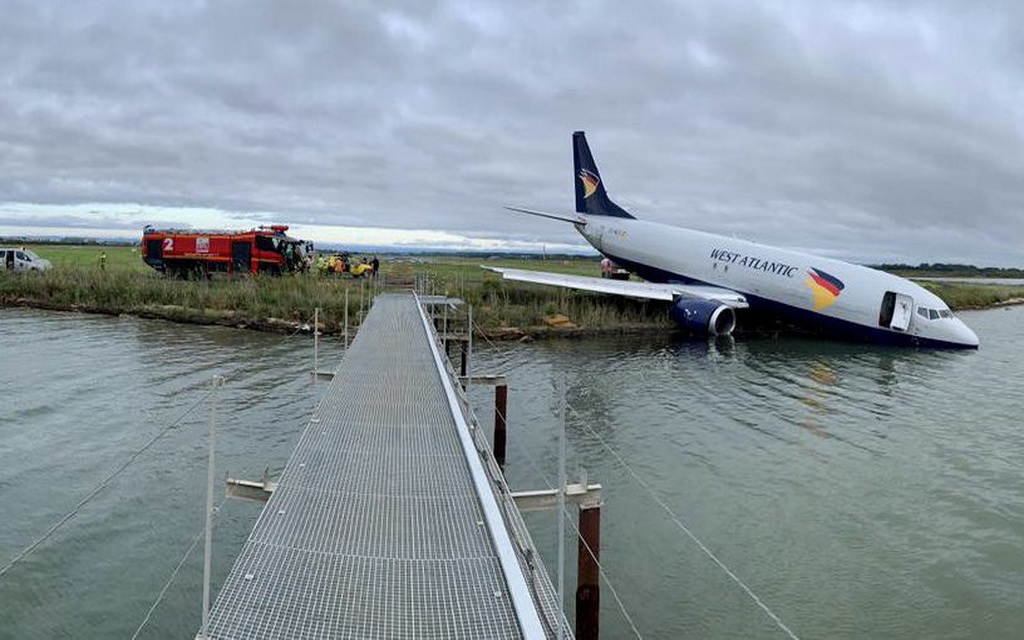 Avion PROMAŠIO pistu i završio u jezeru