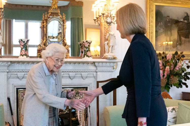 Kraljica potvrdila, Tras i zvanično premijerka Velike Britanije