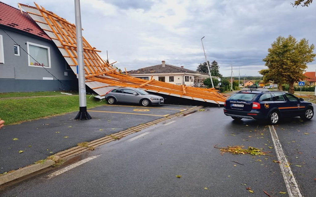 Nezapamćeno nevrijeme: Olujni vjetar skidao krovove, čupao stabla i prevrtao kamione