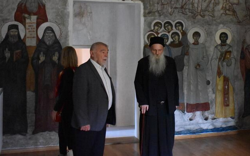 Stipe Mesić posjetio manastir u kojem je „kršten kao pravoslavac“!