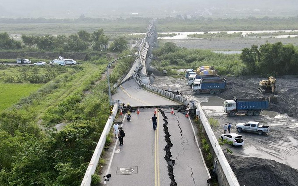 Zastrašujući snimak: Razorni zemljotres srušio most kao da je od papira