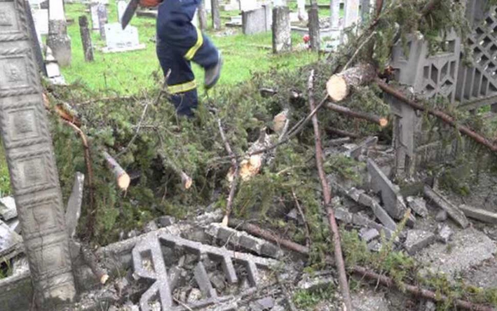 Vjetar rušio stabla i uništavao krovove: Jako nevrijeme pogodilo Kozarsku Dubicu