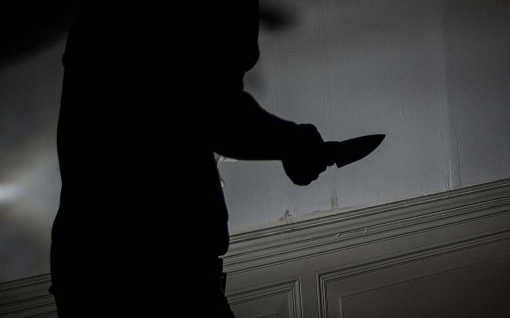 Pokušaj ubistva: Suprugu davio i nožem više puta ubo u grudi