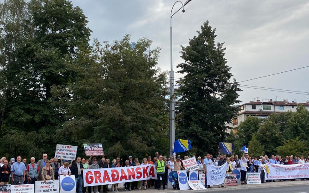 U Sarajevu „pukli“  TOTALNO: Protesti ispred OHR-a sa zahtjevom da se promijeni ime BiH – Hercegovina je POKRAJINA