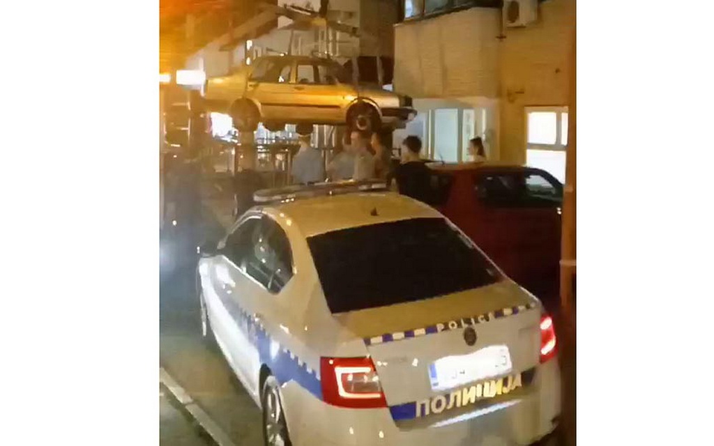 HAOS ispred prostorija PDP-a: Prevarili aktivistu za zaposlenje, on im parkirao auto na ulazu u kancelariju