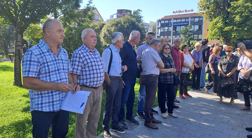 Protest ispred Gradske uprave: Stanivuković nije isplatio obećanih 100 KM penzionerima