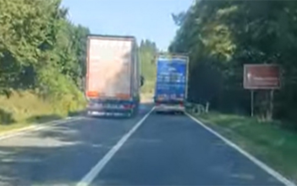 Luđačka vožnja na putevima BiH: Šleperom PRETICAO drugi kamion na punoj liniji
