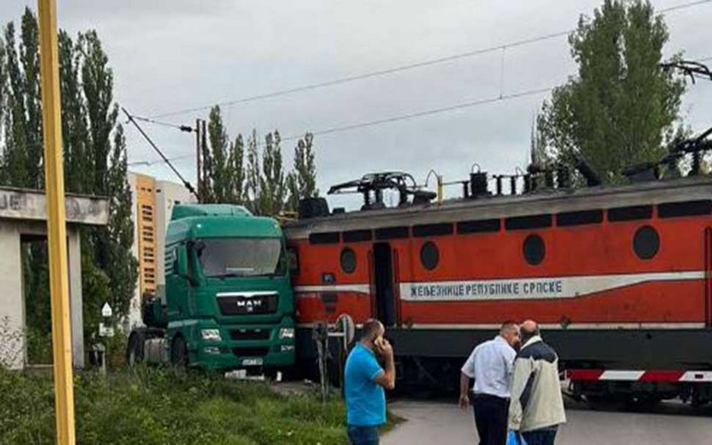 Nesreća u Banjaluci: Sudar kamiona i voza