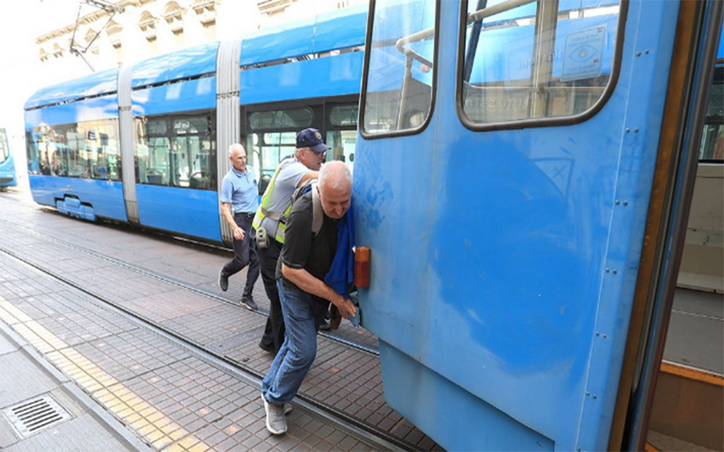 Uzrok kvara nije poznat: Građani gurali tramvaj u centru Zagreba