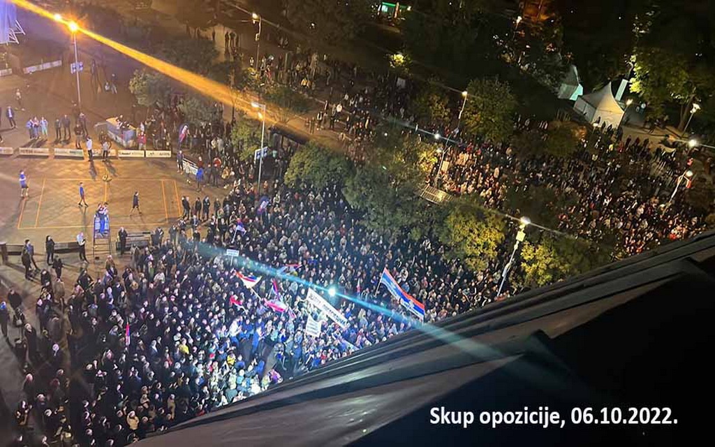 Brojanje im nije jača strana: Borenović kaže da je na Trgu 30.000 ljudi, ipak, slike kažu drugačije!