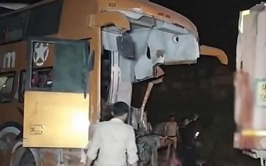 Stravičan sudar autobusa i kamiona, poginulo 15 ljudi