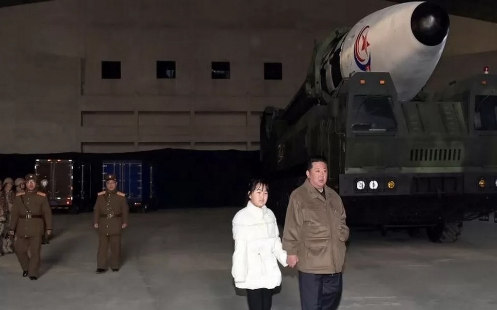 Privukla više pažnje od balističke rakete: Kim Džong Un prvi put javno pokazao svoju kćerku