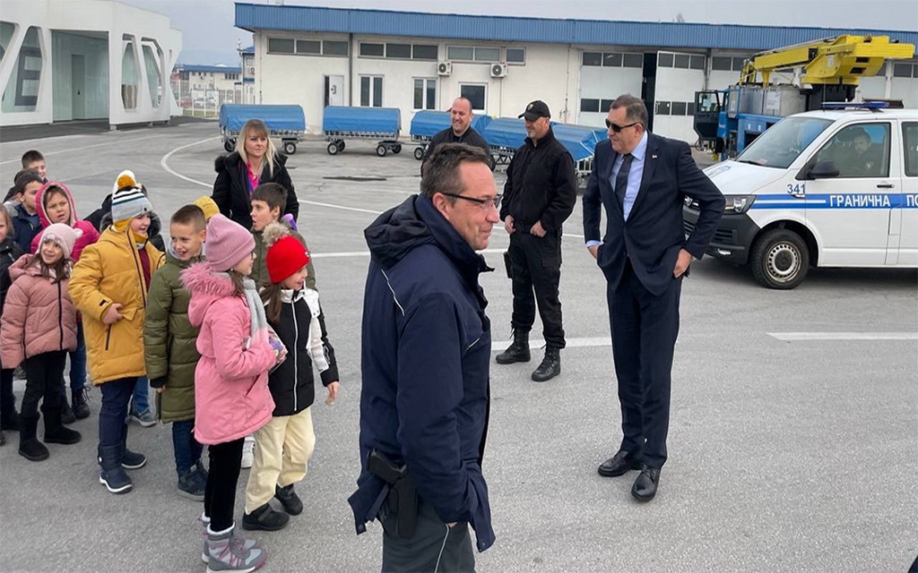 Zanimljiv susret sa mališanima: Predsjednik Srpske najmlađima pokazao avion koji koristi