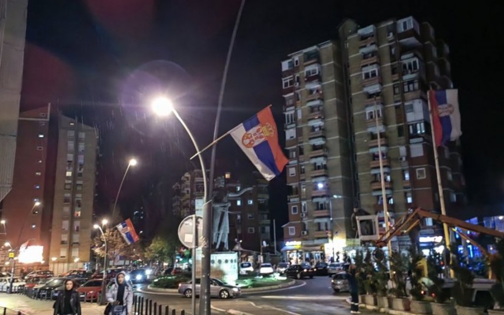 U Kosovskoj Mitrovici sve spremno za veliki narodni skup, vijore se srpske zastave