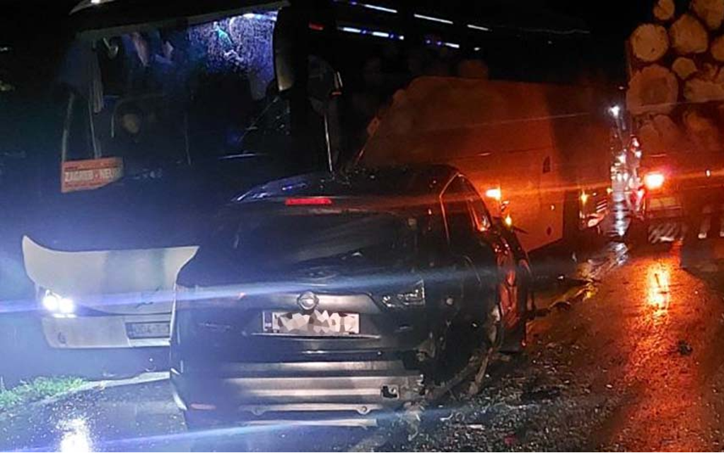 Teška saobraćajna nesreća kod Banjaluke – AUTOMOBIL SMRSKAN IZMEĐU AUTOBUSA I KAMIONA!
